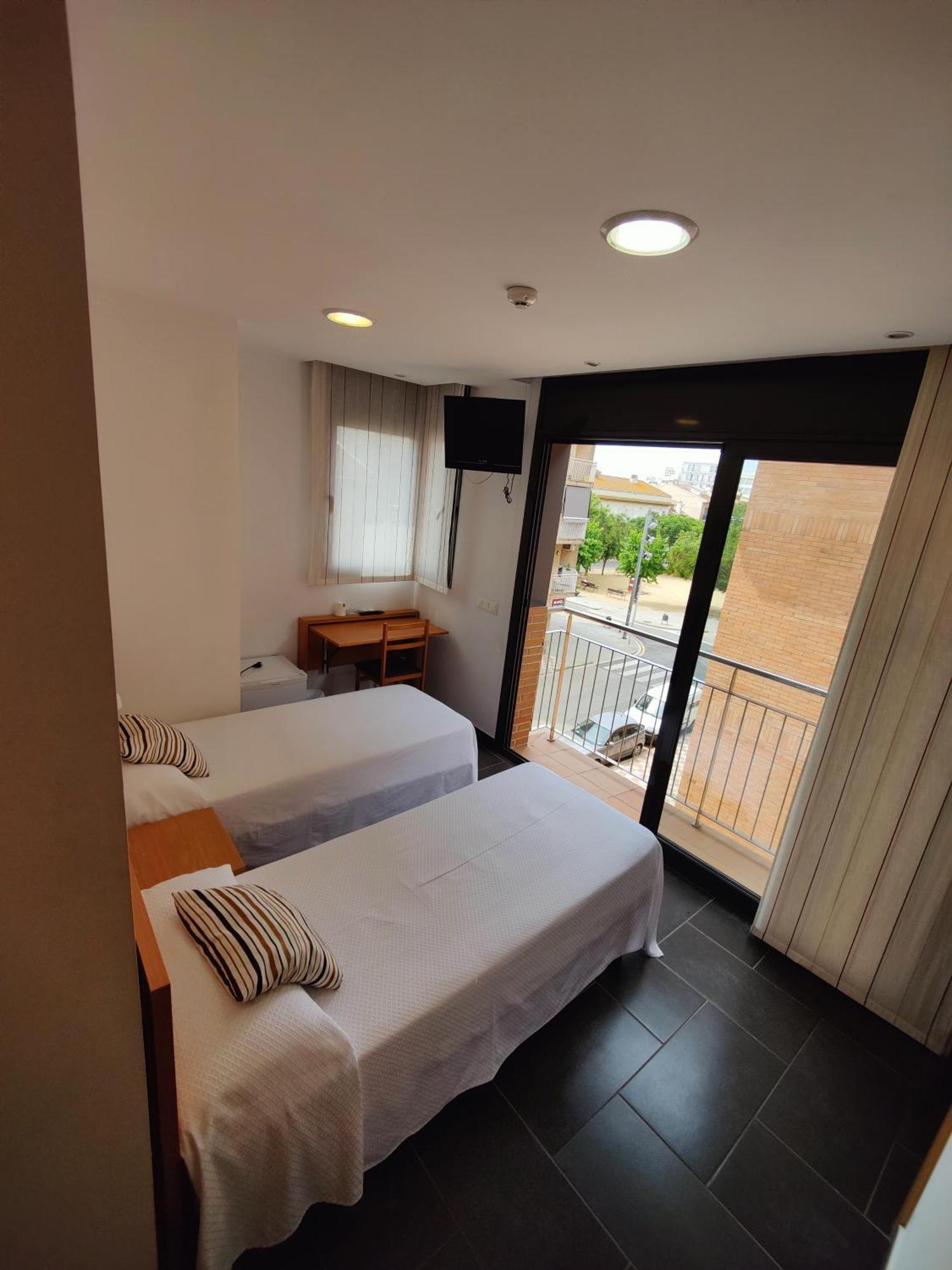 Hostal Manel Pineda de Mar Exterior photo
